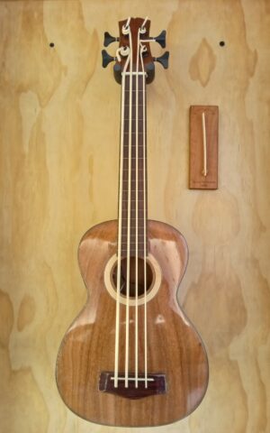 Ukelele Bas Electroacustico